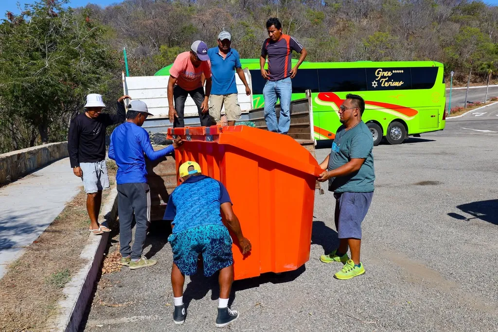 Gobierno Municipal de Huatulco instala contenedores de residuos en playas turísticas como parte del programa de gestión ambiental