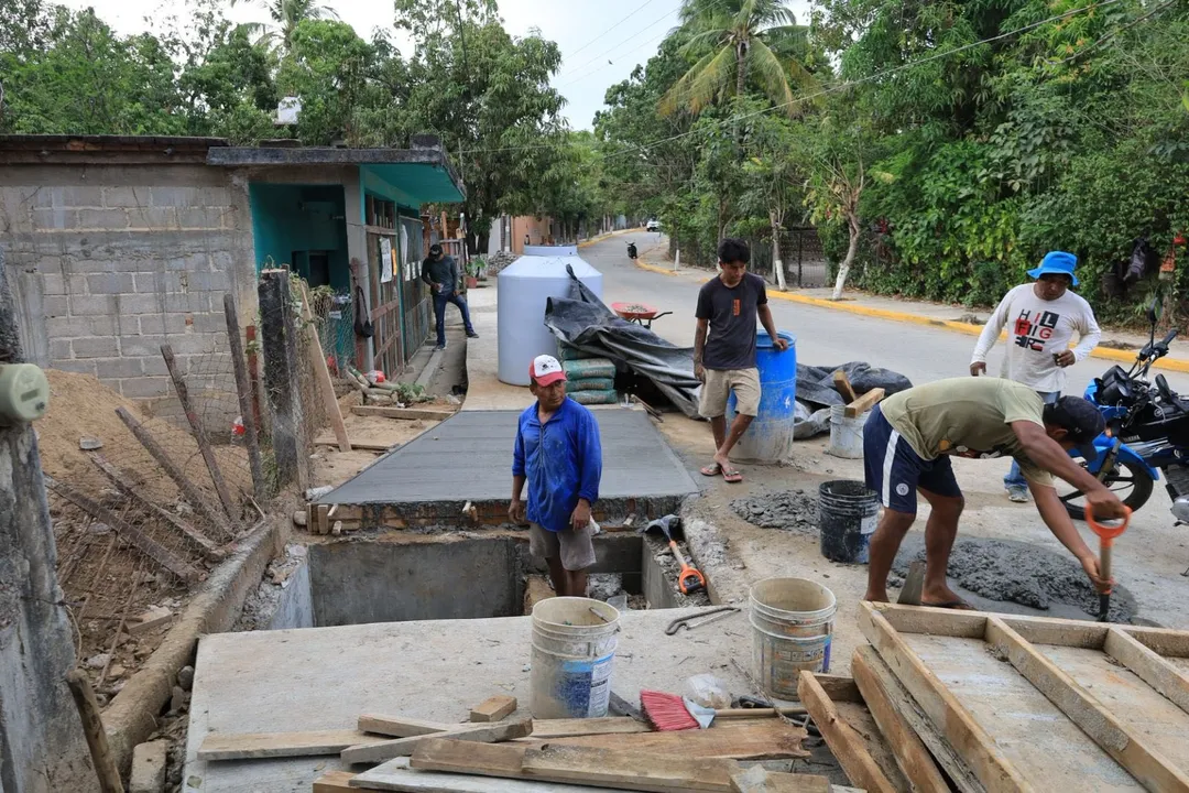Construcción de coladera pluvial en el Barrio Paso Ancho