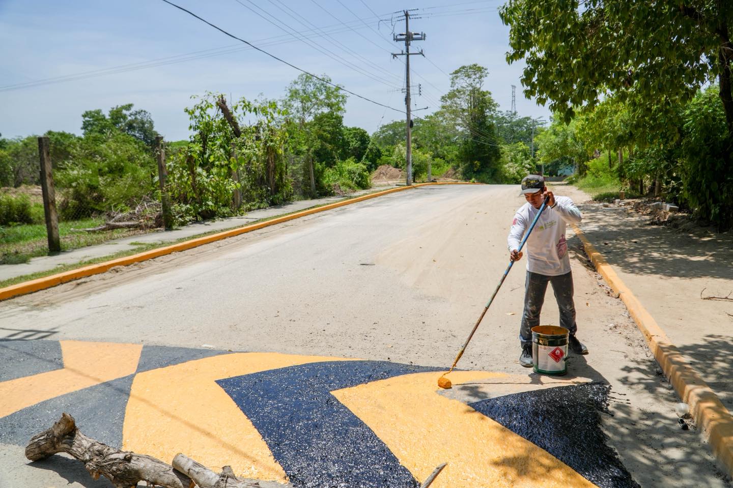 20 DE NOVIEMBRE NEIGHBORHOOD: PAINT REHABILITATION: Public Spaces for the Benefit of All
