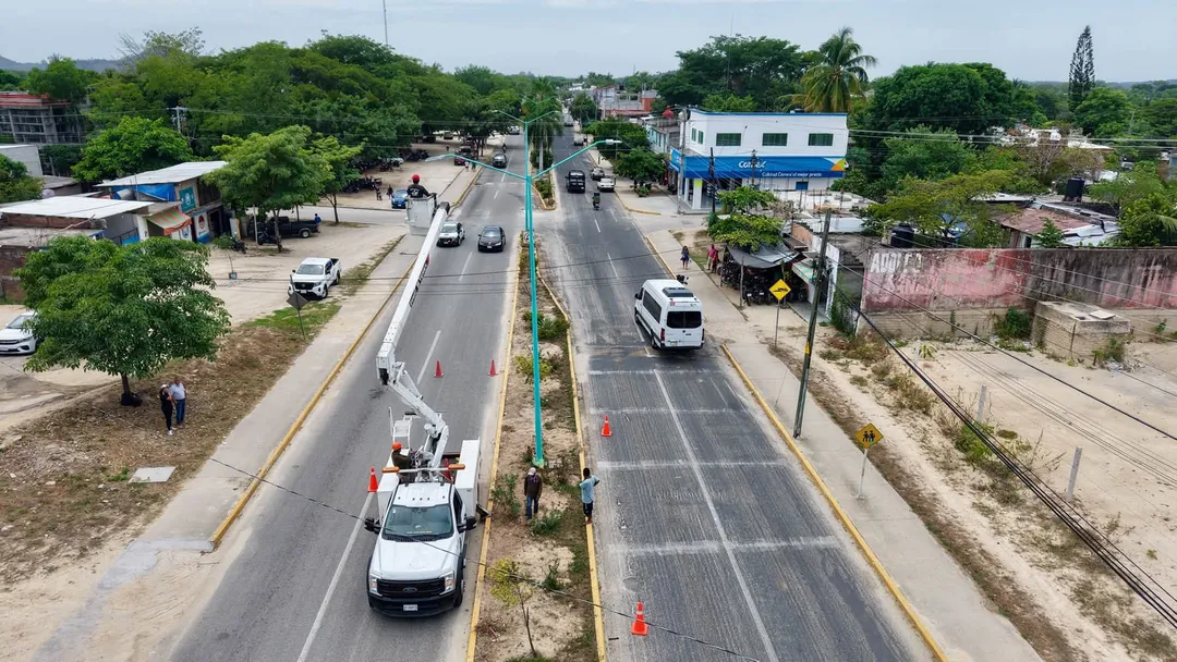 AVANZA EL CAMBIO DE LUMINARIAS EN EL BULEVAR DE SANTA MARÍA HUATULCO