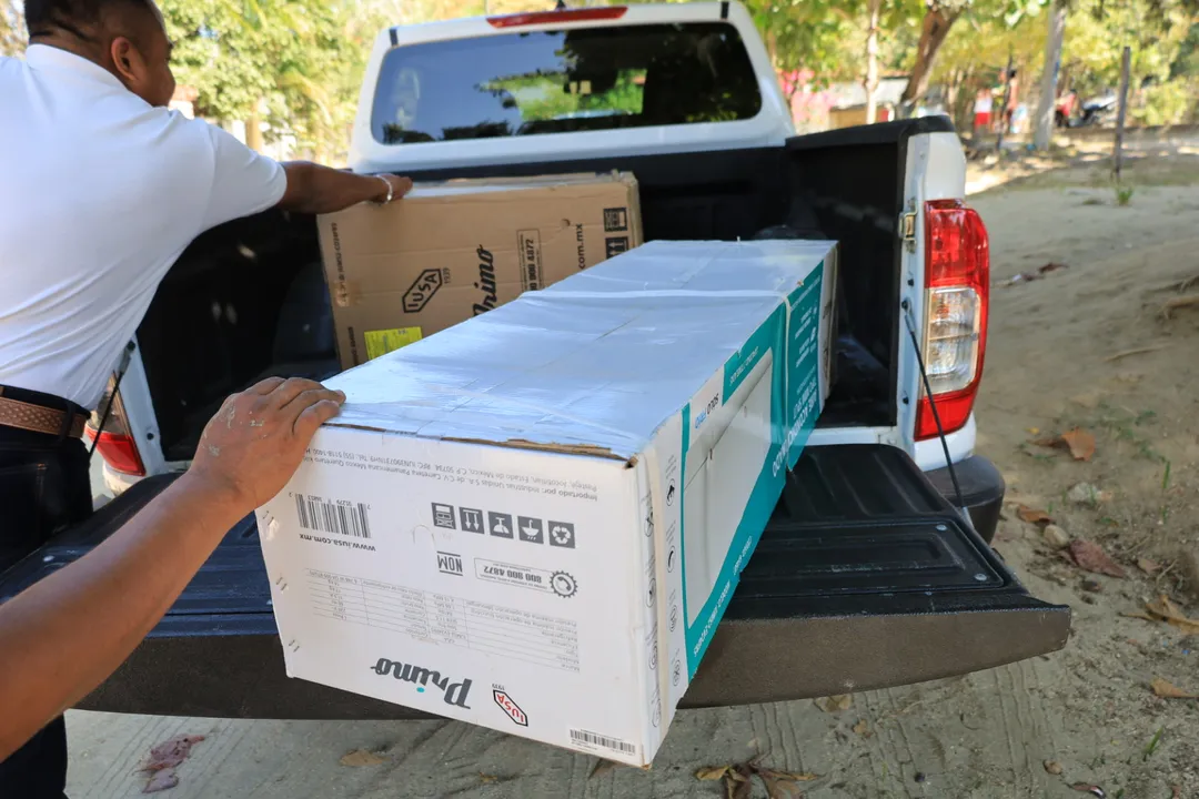 Imagen de Arroyo González: Equipment Delivery for School