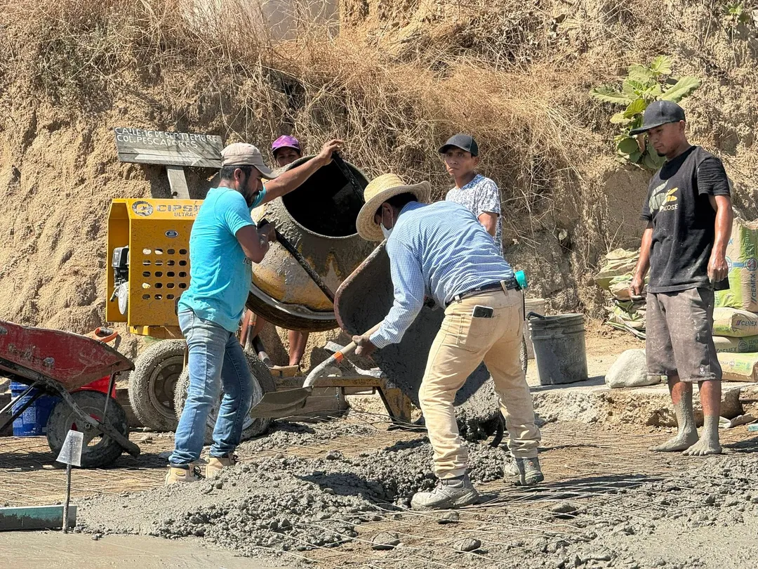 Imagen de Joining Efforts to Improve the Main Road in Colonia Pescadores