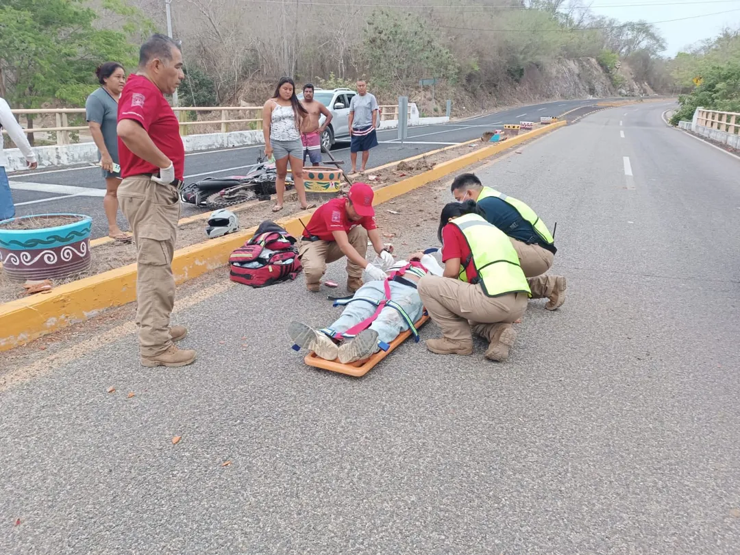 Huatulco Civil Protection and Firefighters Provide Assistance to Injured Motorcyclist